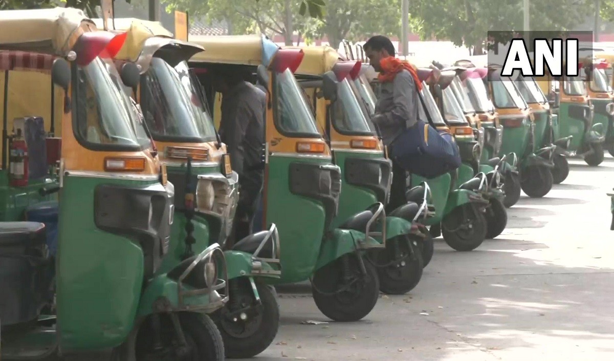 दिल्ली में ऑटो और टैक्सी चालकों का विरोध दूसरे दिन भी जारी कर रहे हैं यह मांग