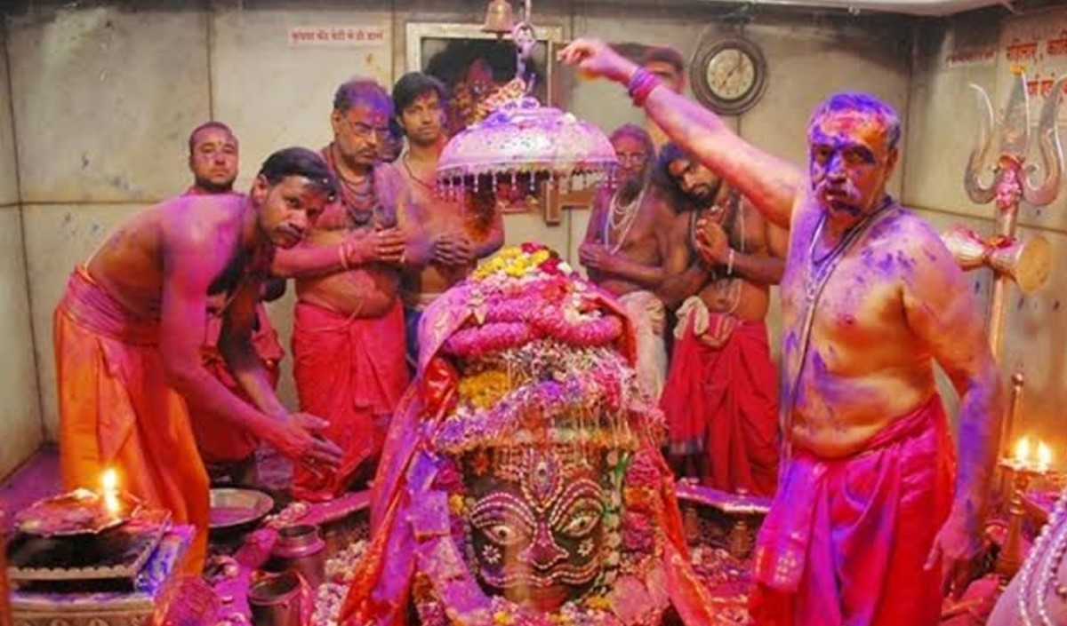 महाकालेश्वर मंदिर में खेली गई रंग पंचमी बाबा महाकाल को लगाए गए टेसू के फूलों से बने रंग