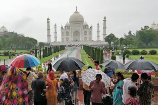 ताजमहल पर रोज लग रही पर्यटकों की भीड़ 