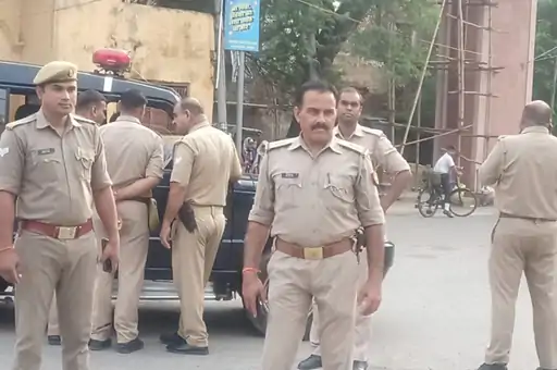 एसएसपी के आदेश पर सघन चेकिंग सुबह तड़के से चौराहों पर पुलिस तैनात