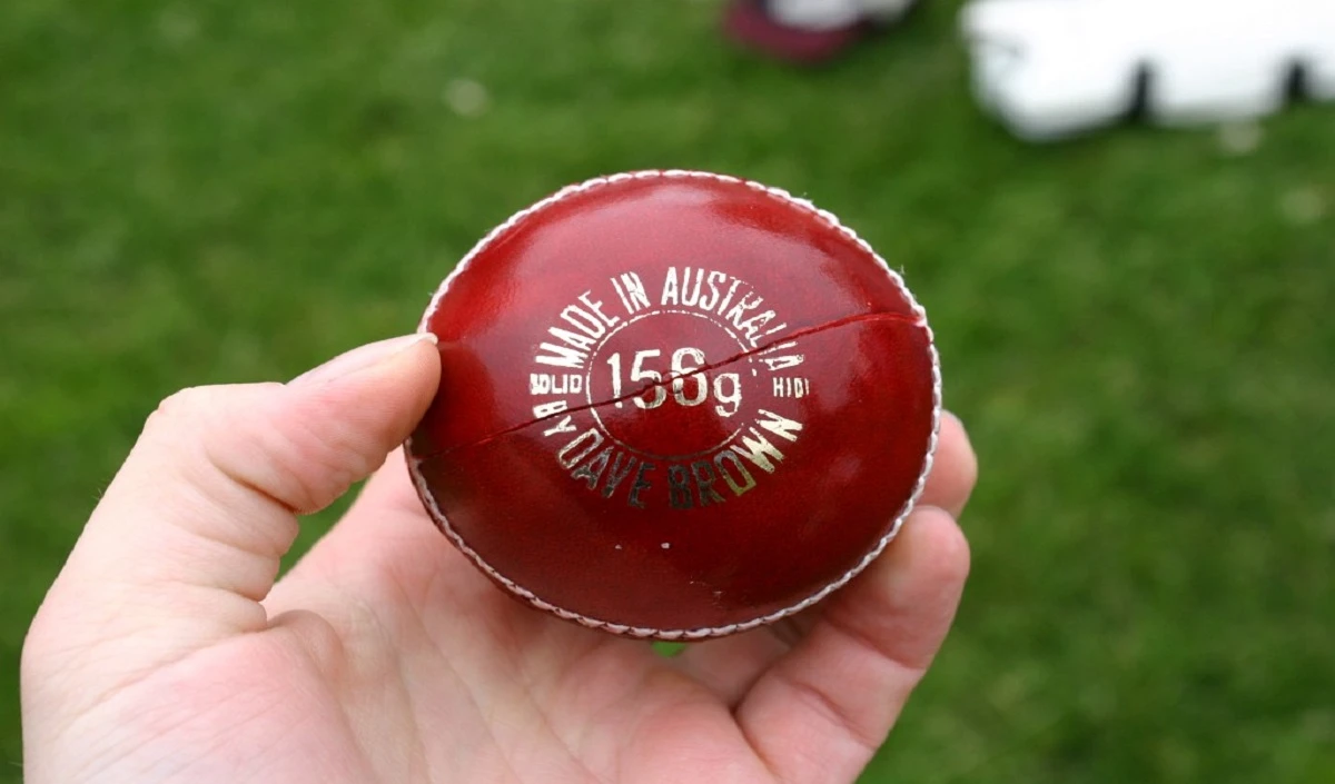 ICC ने गेंद को चमकाने के लिए लार पर स्थायी प्रतिबंध लगाया