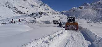 हिमाचल में अटल टनल रोहतांग ब्लॉक:लाहौल स्पीति में पिछले 12 घंटे से बर्फबारी जारी,  बर्फ की सड़कों पर मोटी परत जमी, फिसलन भी