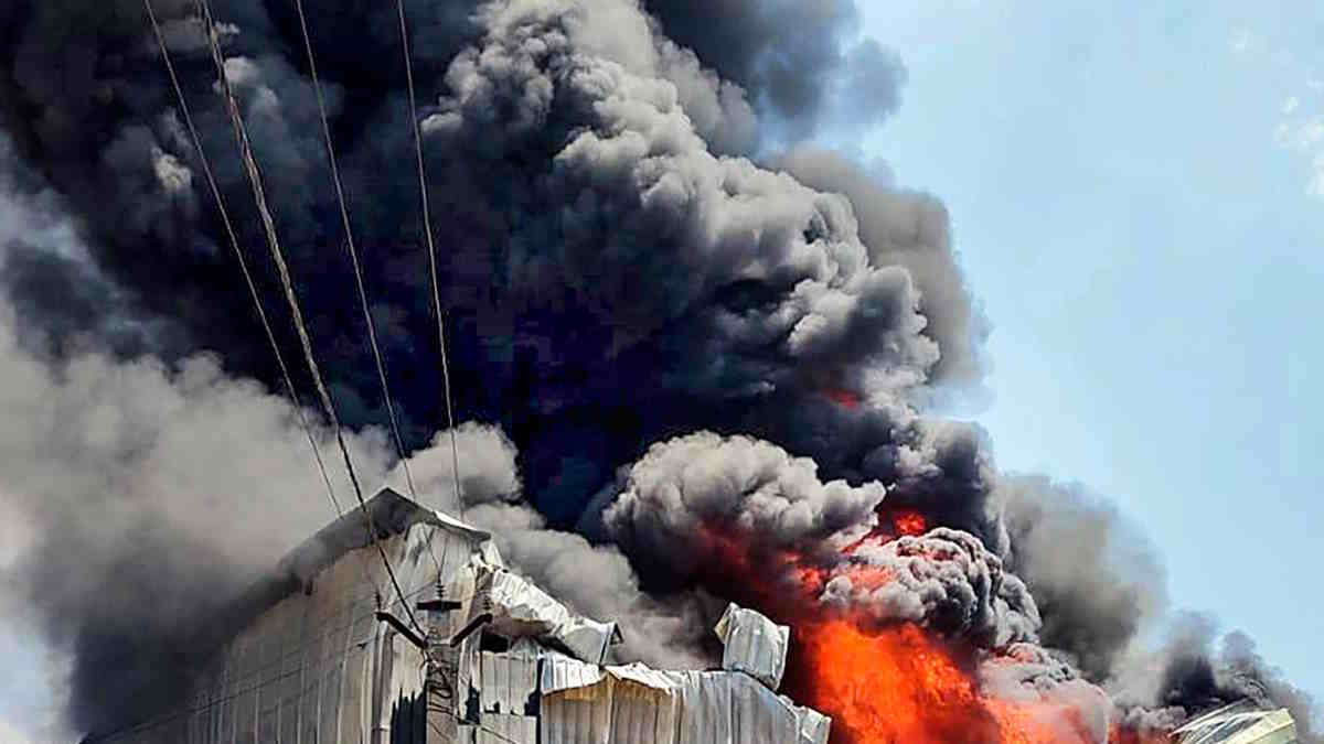 बरेली की अशोका फोम फैक्ट्री में लगी भीषण आग, 4 मजदूरों की जिंदा जलकर मौत, 6 झुलसे