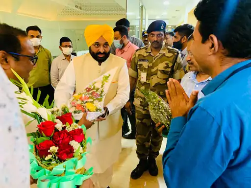 केजरीवाल के बाद AAP का नया चेहरा बने आज रोड शो के बाद कल स्वामीनारायण मंदिर दर्शन के बाद लौटेंगे