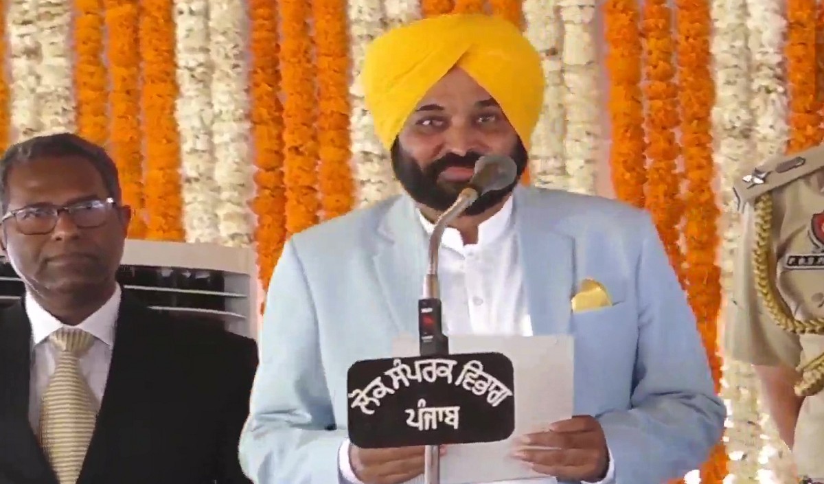 भगवंत मान ने पंजाब के 17वें मुख्यमंत्री के रूप में ली शपथ पगड़ी पहनकर समारोह में शामिल हुए केजरीवाल