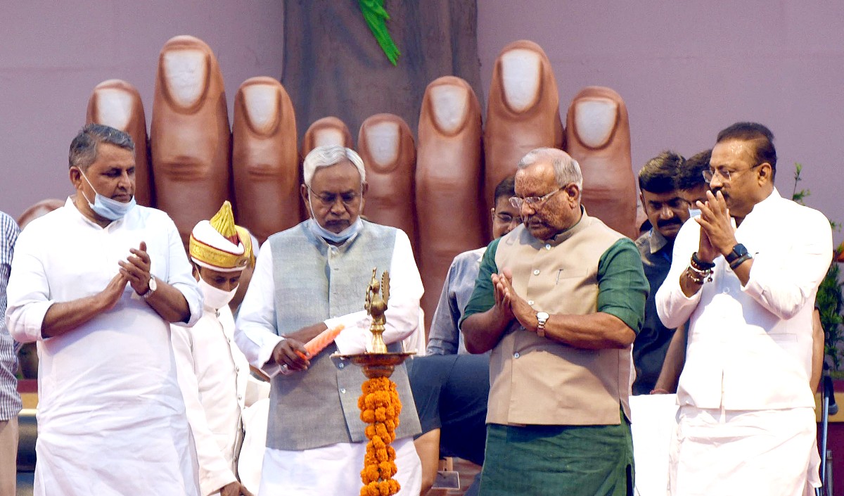 नीतीश ने पटना में बिहार दिवस समारोह का उद्घाटन किया