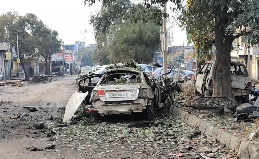जम्मू के नरवाल में 2 कारों में ब्लास्ट:दो धमाके 20 मिनट में, 7 लोग घायल, NIA की टीम जांच करेगी