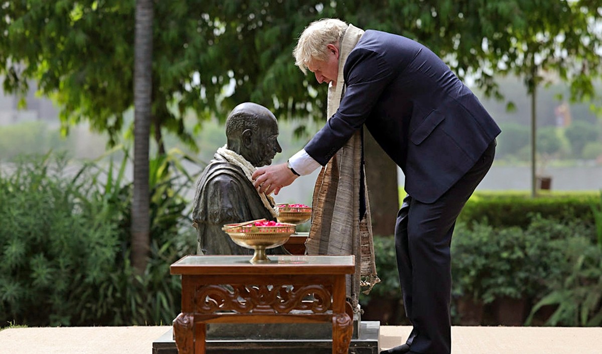 गुजरात में जॉनसन ने यूक्रेन युद्ध पर प्रश्नों के उत्तर दिए महात्मा गांधी को श्रद्धांजलि अर्पित की