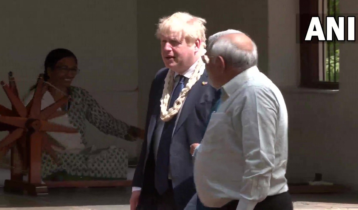 ब्रिटिश प्रधानमंत्री जॉनसन भारत पहुंचे अहमदाबाद में भव्य स्वागत साबरमती आश्रम पहुंचे