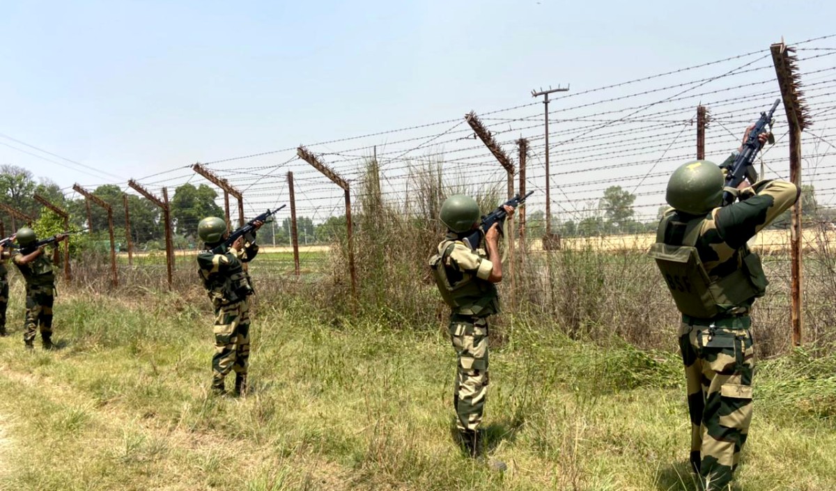 बीएसएफ ने पंजाब में भारत-पाकिस्तान सीमा के पास ड्रोन को मार गिराया