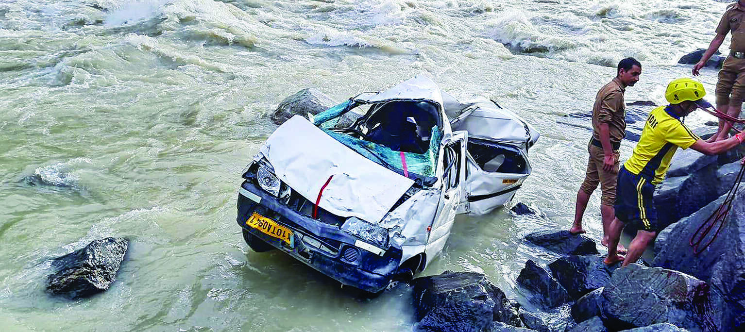 गुजरात: राजमार्ग पर खड़े ट्रक से वैन की टक्कर, चार की मौत