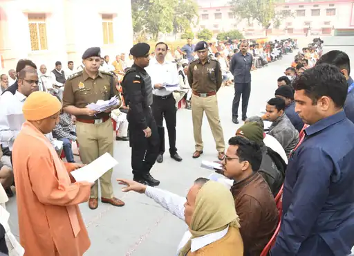 गोरखपुर में 400 लोगों की CM ने सुनी शिकायत
