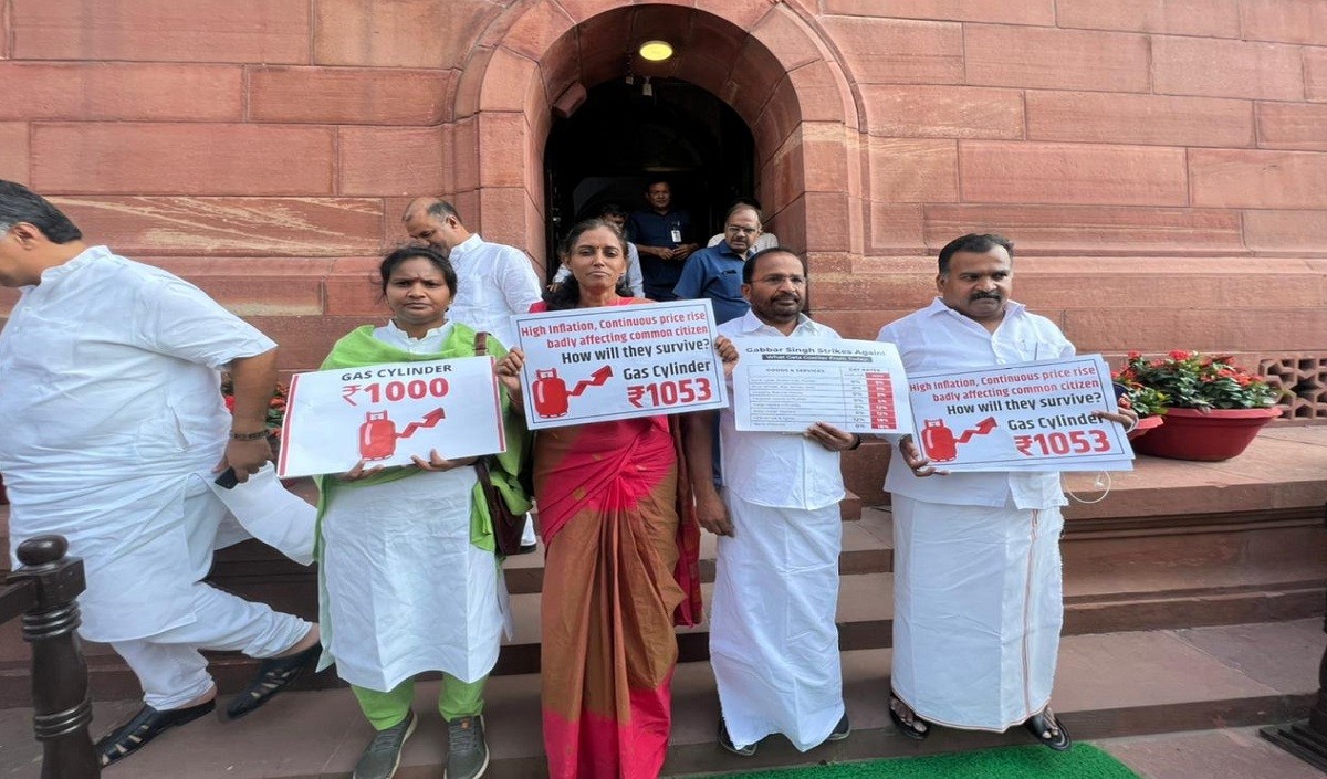 लोकसभा में नहीं थम रहा विपक्ष का हंगामा