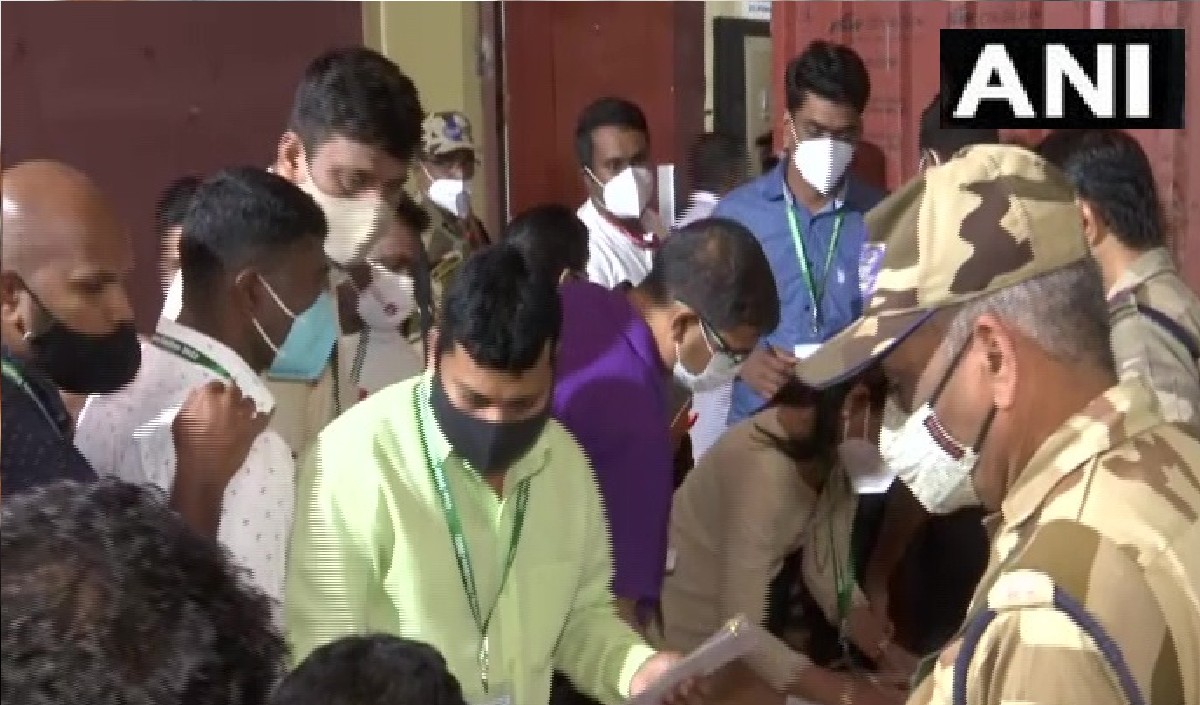 पांच राज्यों में मतगणना शुरू नतीजों से पहले हरीश रावत ने की पूजा CM योगी पहुंचे मंदिर