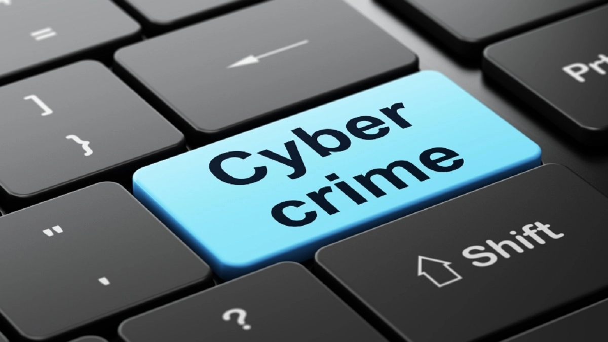 Cyber fraudster: एक व्यक्ति से पांच लाख रुपये की धोखाधड़ी की