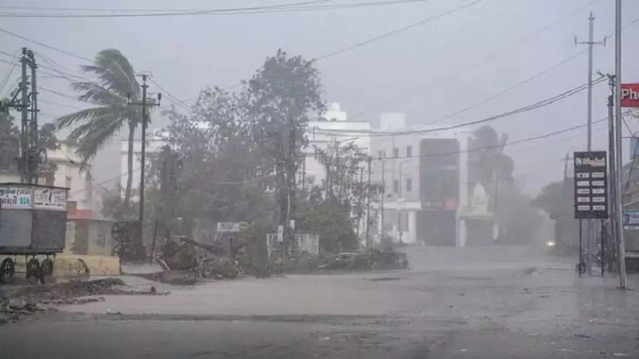 Cyclone: मिजोरम में भारी बारिश के बाद अलर्ट जारी किया गया