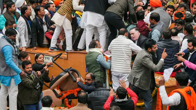 दिल्ली में मेयर चुनाव के पहले हंगामा:AAP और BJP पार्षदों के बीच धक्का-मुक्की, हाथापाई कई गिरे आसन से,आईं चोटें