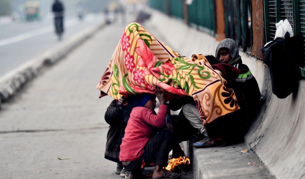 दिल्ली : रैन बसेरों में जगह की कमी से हजारों लोग फुटपाथ पर रात गुजारने को मजबूर