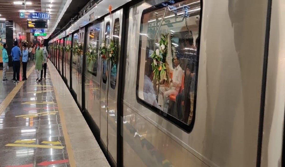 दिल्ली की इस मेट्रो लाइन पर ट्रेन सेवा बुरी तरह प्रभावित लोगों की बढ़ी मुश्किलें