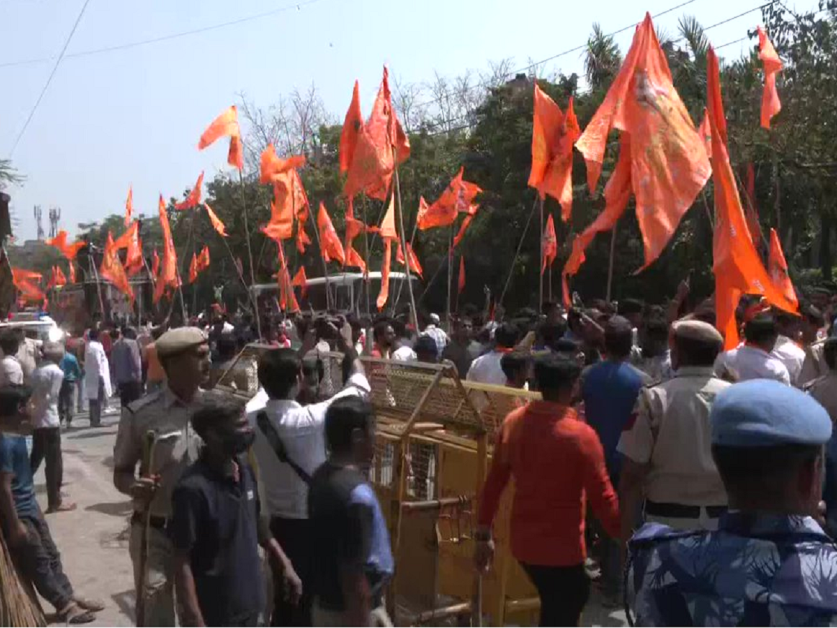 Delhi में रामनवमी के मौके पर जहांगीरपुरी में बिना अनुमति निकला जुलूस, सुरक्षा के पुख्ता इंतजाम