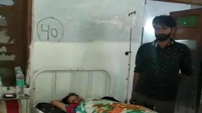 सरकारी अस्पताल के टॉयलेट में हुई महिला की डिलीवरी कमोड में फंसने से नवजात की मौत