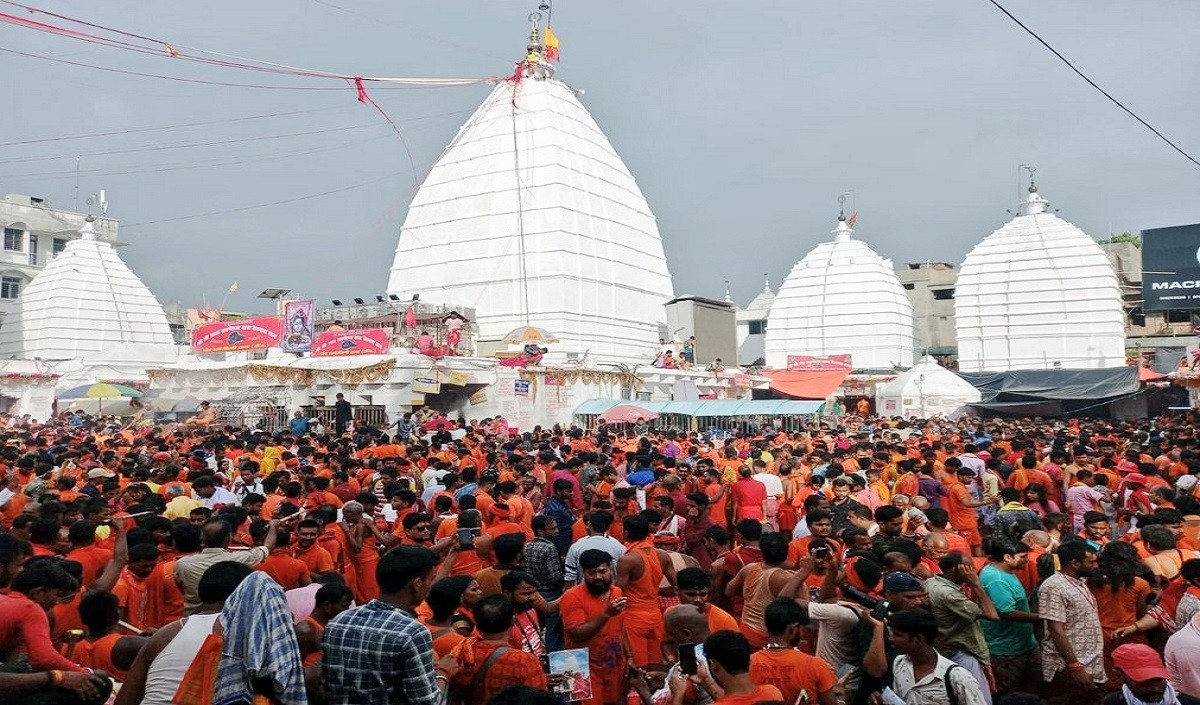 सावन में लाखों लोग देवघर में भगवान भोले को चढ़ाते हैं जल