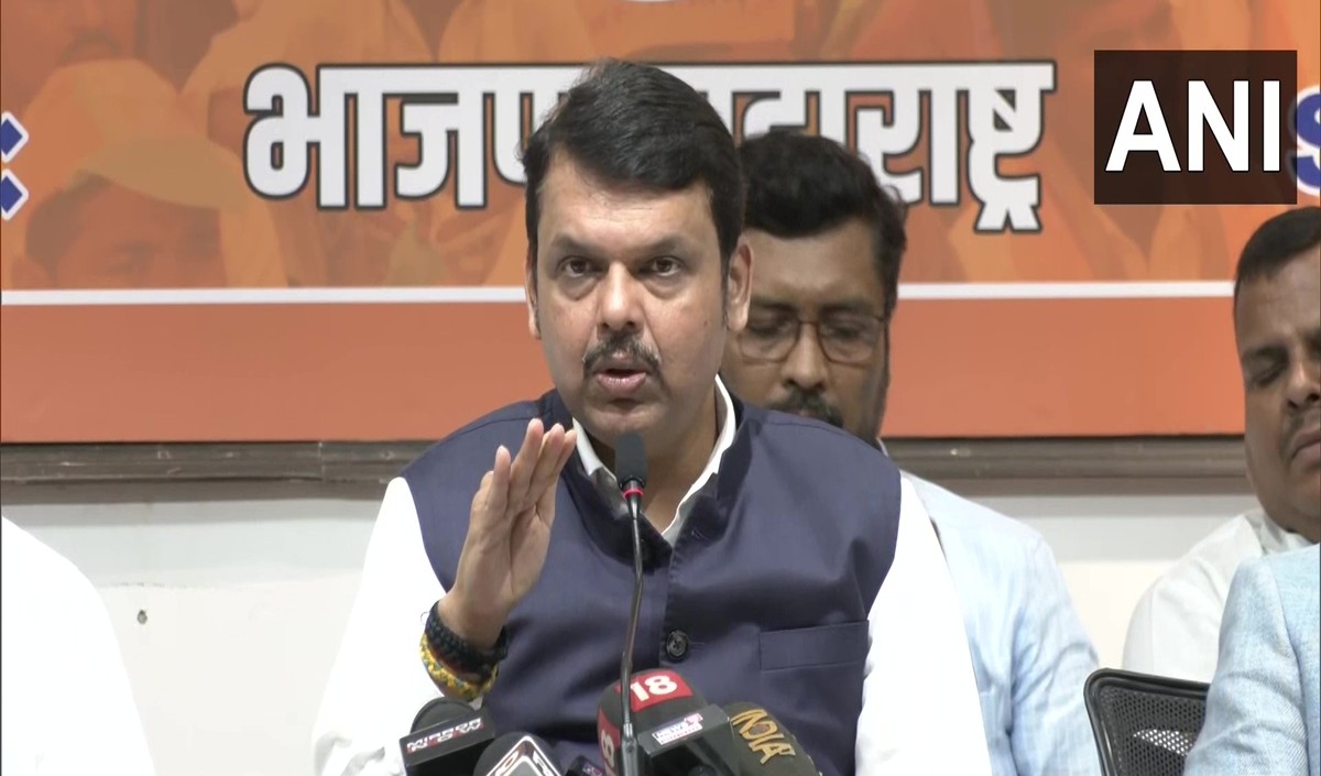 फडणवीस ने अमित शाह पर लिखी पुस्तक का विमोचन किया