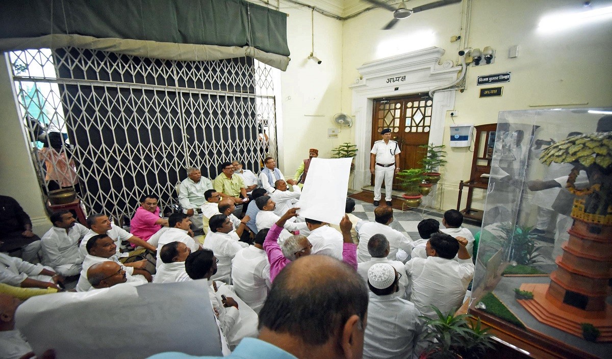 कांग्रेस ने पौड़ी के उपजिलाधिकारी के खिलाफ धरना दिया