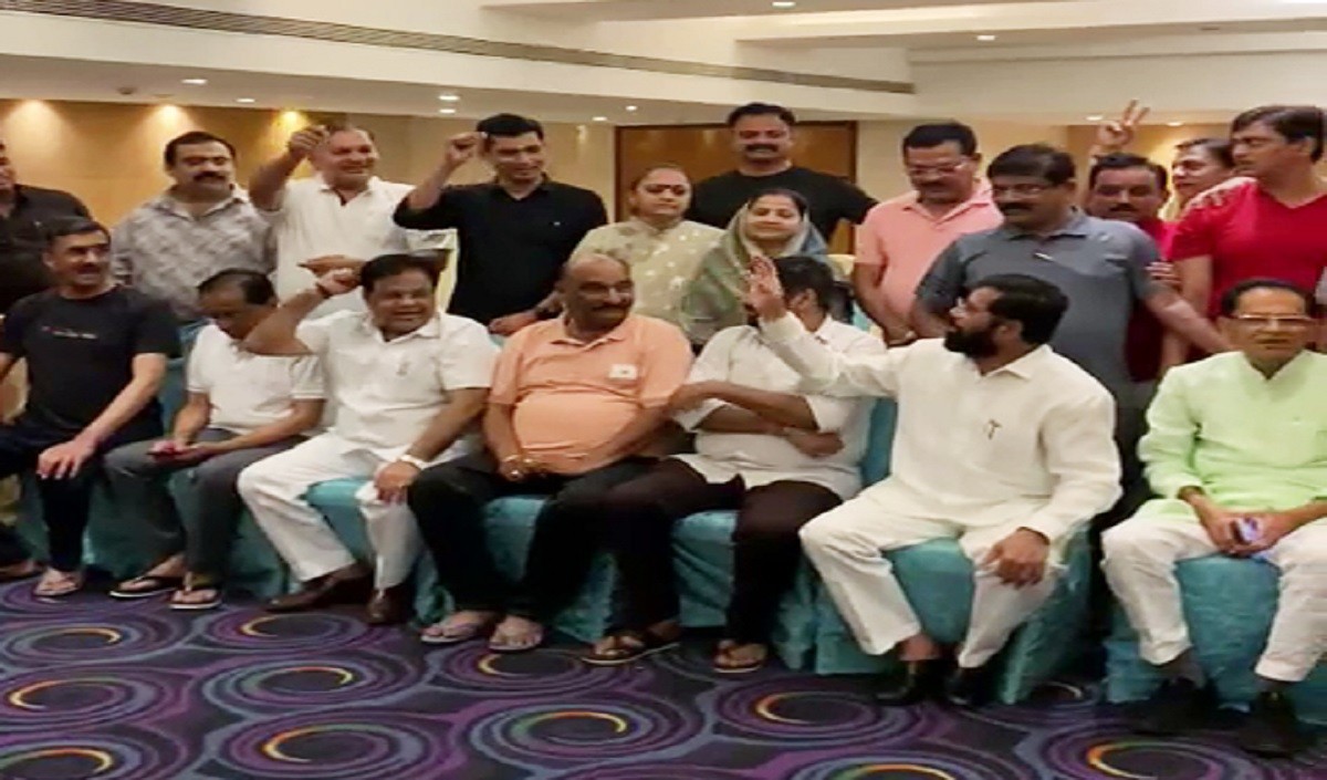 अग्निपरीक्षा का सामना कर रहे उद्धव 4 और विधायकों ने छोड़ा साथ शिंदे ने खुद को बताया सच्चा शिवसैनिक