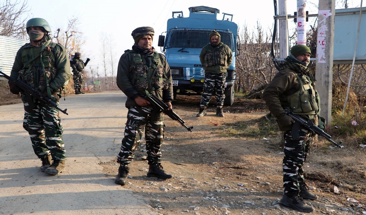 जम्मू-कश्मीर के अनंतनाग में मुठभेड़ लश्कर का एक आतंकवादी ढेर। 