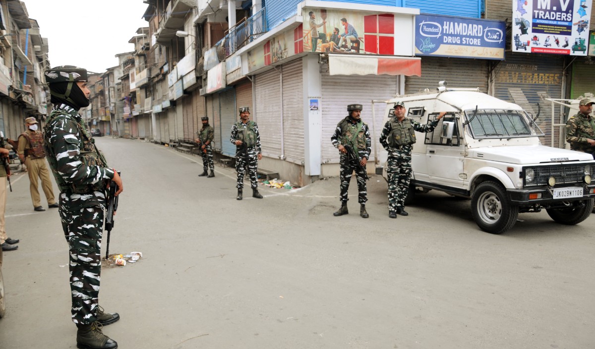 जम्मू-कश्मीर के कुलगाम में आतंकियों और सुरक्षाबलों के बीच मुठभेड़ जारी