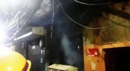 आगरा...नमक मंडी में मकान में लगी भीषण आग:दमकल कर्मियों ने आधे घंटे में लपटों पर पाया काबू
