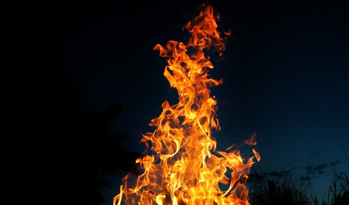 दिल्लीः आज़ाद मार्केट में भीषण आग लगने से कई दुकानें हुई राख दमकल की 20 गाड़ियां मौके पर पहुंचीं