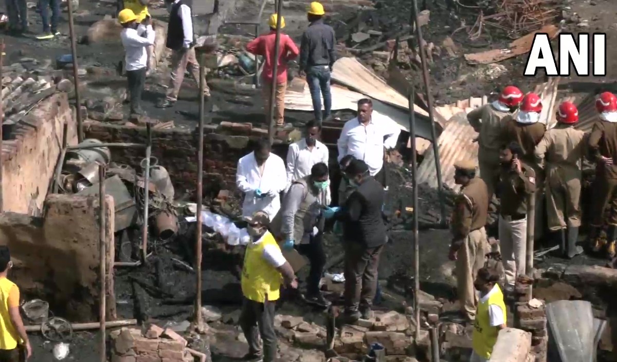 दिल्ली के गोकुलपुरी इलाके की झुग्गियों में लगी भयंकर आग सात लोगों की मौत