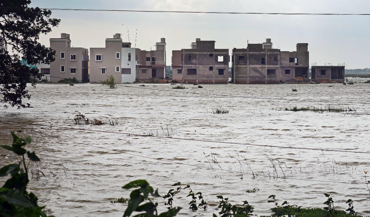 अचानक आई बाढ़ से अफगानिस्तान और पाकिस्तान में दर्जनों लोगों की मौत