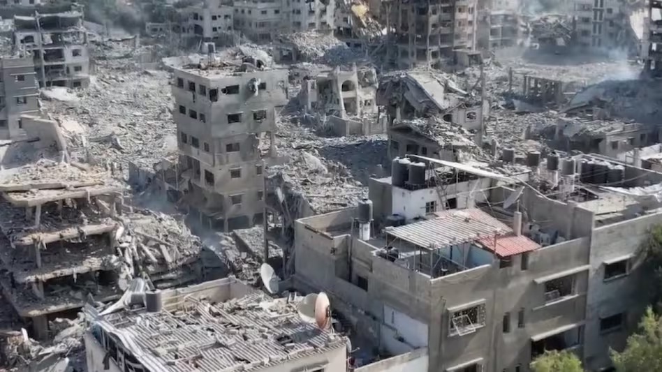 Israel के हमले के बाद खंडहर जमीनें, राख हुई इमारतें, ऐसा दिखने लगा गाजा