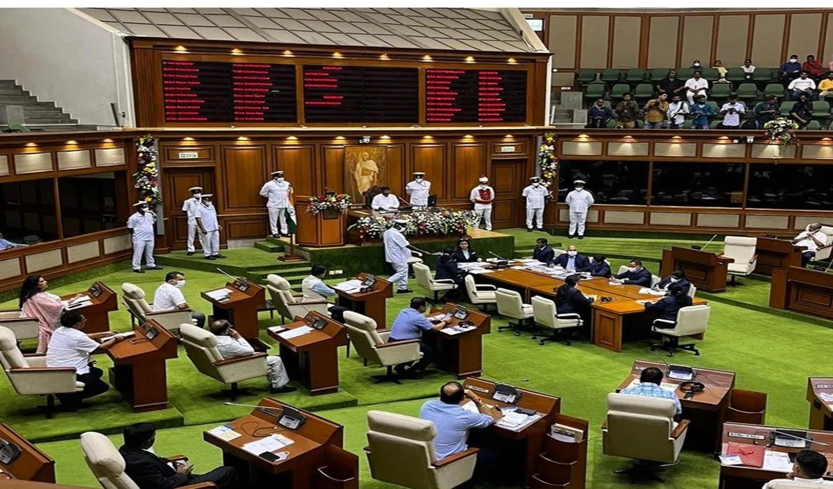 गोवा में आठ कांग्रेस विधायकों के समूह का भाजपा में विलय संवैधानिक नियमों के अनुसार