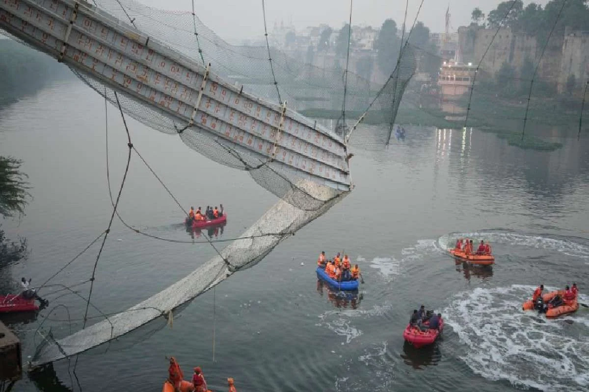 मोरबी ब्रिज हादसे पर मोरबी नगरपालिका को नोटिस