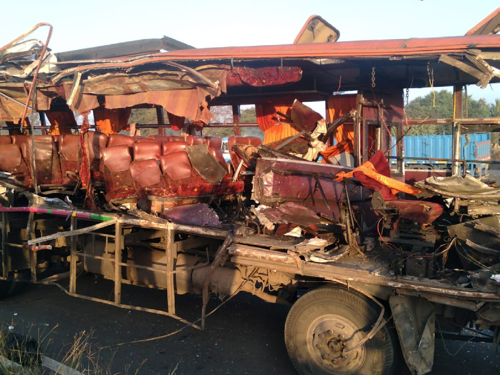 महाराष्ट्र में टक्कर बस और ट्रक के बीच:मौत 10 लोगों की, 20 घायल,यात्री साईं बाबा के दर्शन के लिए जा रहे थे