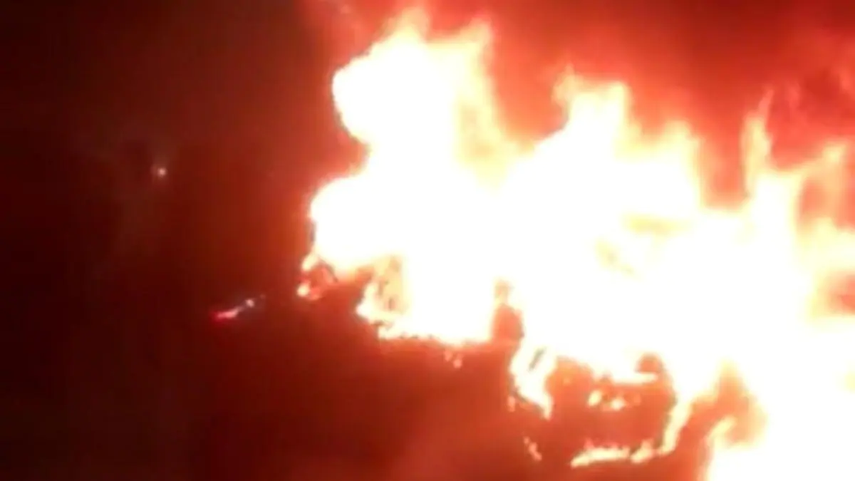 Agra: ट्रक में फंसकर 500 मीटर तक घिसटी कार; रगड़ से निकलती रही चिंगारी, फिर आग लगी, 3 लोगों ने कूदकर बचाई जान