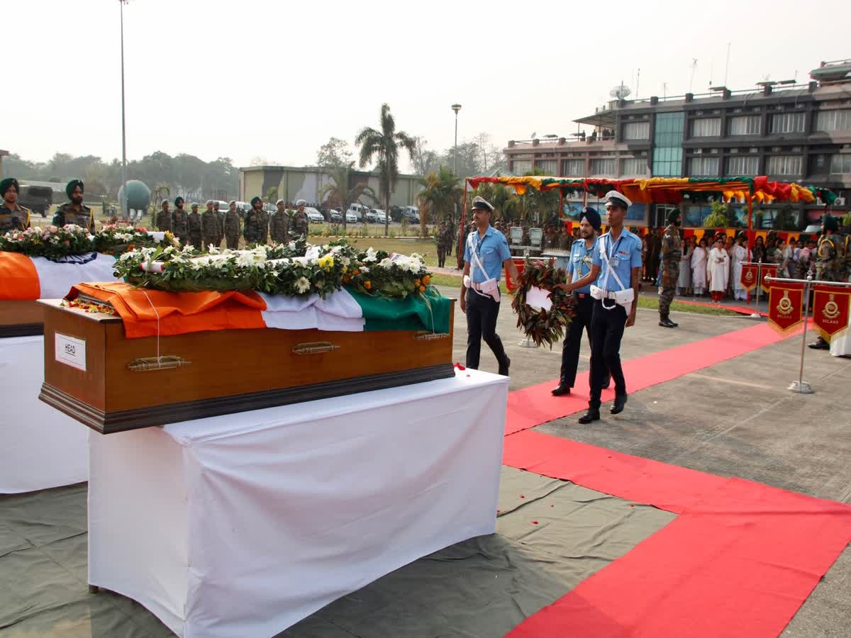 New Delhi: हैदराबाद लाया गया हेलीकॉप्टर हादसे में मारे गए लेफ्टिनेंट Col VVV Reddy का पार्थिव शरीर