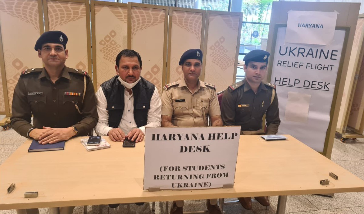 हरियाणा सरकार द्वारा मुंबई एयरपोर्ट पर स्थापित किए गए हेल्प डेस्क ने काम करना शुरू कर दिया