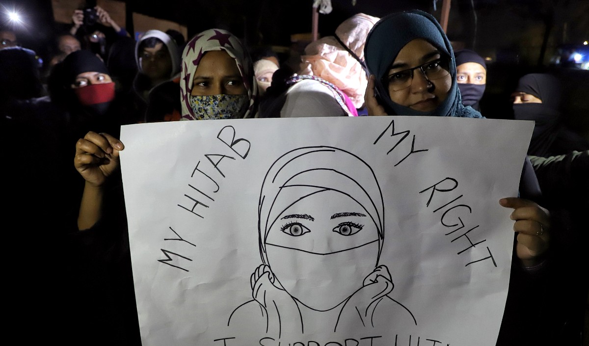 हिजाब विवाद: वर्दी के उल्लंघन पर जुर्माने का कोई कानूनी प्रावधान नहीं मुस्लिम छात्रों का तर्क