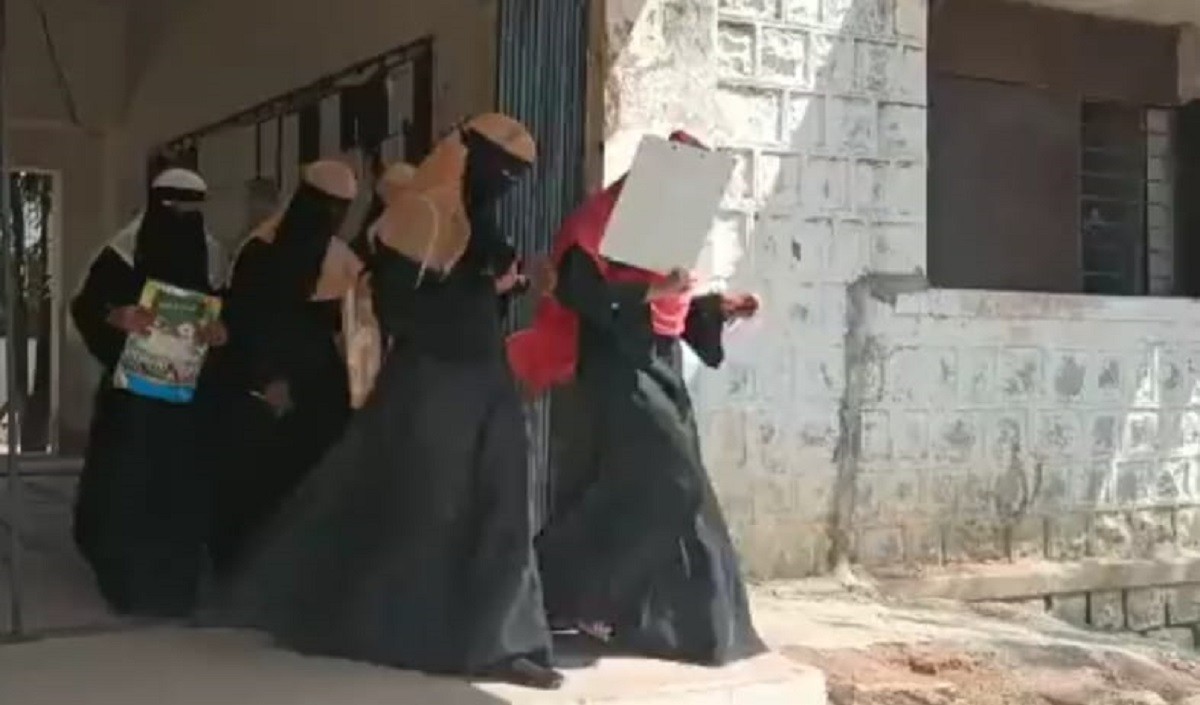 हाईकोर्ट के आदेश के बाद विरोध शुरू परीक्षा का बहिष्कार कर चली गईं छात्राएं