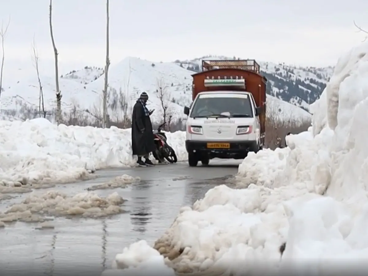 Himachal Pradesh: कई हिस्सों में बर्फबारी से 120 सड़कें बाधित