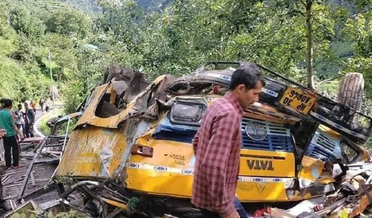 हिमाचल के कुल्लू में बस दुर्घटना कई बच्चों समेत 16 लोगों की मौत राहत एवं बचाव कार्य जारी