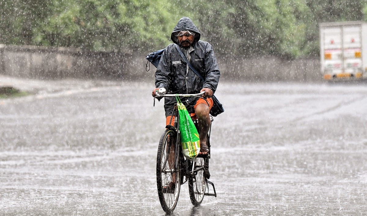 राष्ट्रीय राजधानी में उमस भरी सुबह दिन में हल्की बारिश का पूर्वानुमान