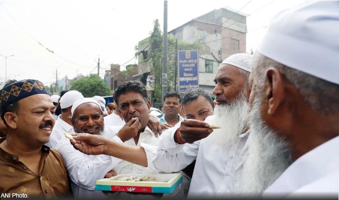 दिल्ली के जहांगीरपुरी इलाके में हिंदूओं-मुसलमानों ने मिलकर मनाई ईद