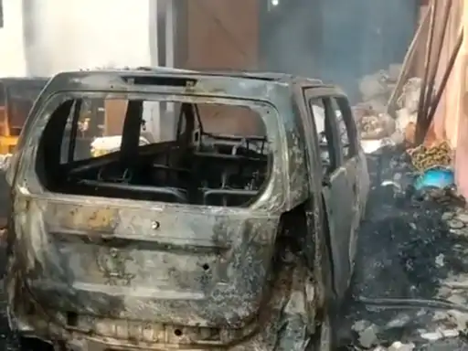 गाजियाबाद में गीजर फैक्ट्री के बाहर जली कार वेस्टेज में आग लगने से हादसा फायर ब्रिगेड की 1 गाड़ी ने आधे घंटे में पाया काबू