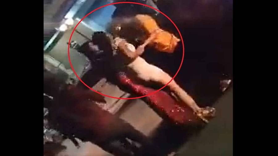 Lucknow शराब के नशे में लड़के के लिए आपस में भिड़ीं एक्स गर्लफ्रेंड और प्रेमिका, जमकर चले लात-घूसे; देखें VIDEO